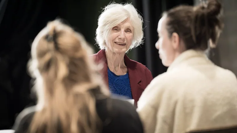 Aos 88 anos, Caryl Churchill estreia uma peça de 15 minutos, e em Nova York ela dura 20