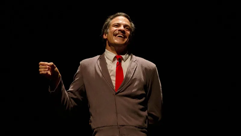 Mateus Solano volta ao Teatro Renaissance com “O Figurante” a partir de 2 de maio