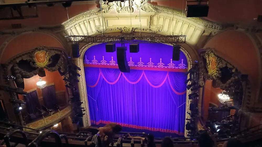 Plateia e balcões do Lyceum Theatre, em Nova York, em agosto de 2025, durante a temporada de “Oh, Mary!”