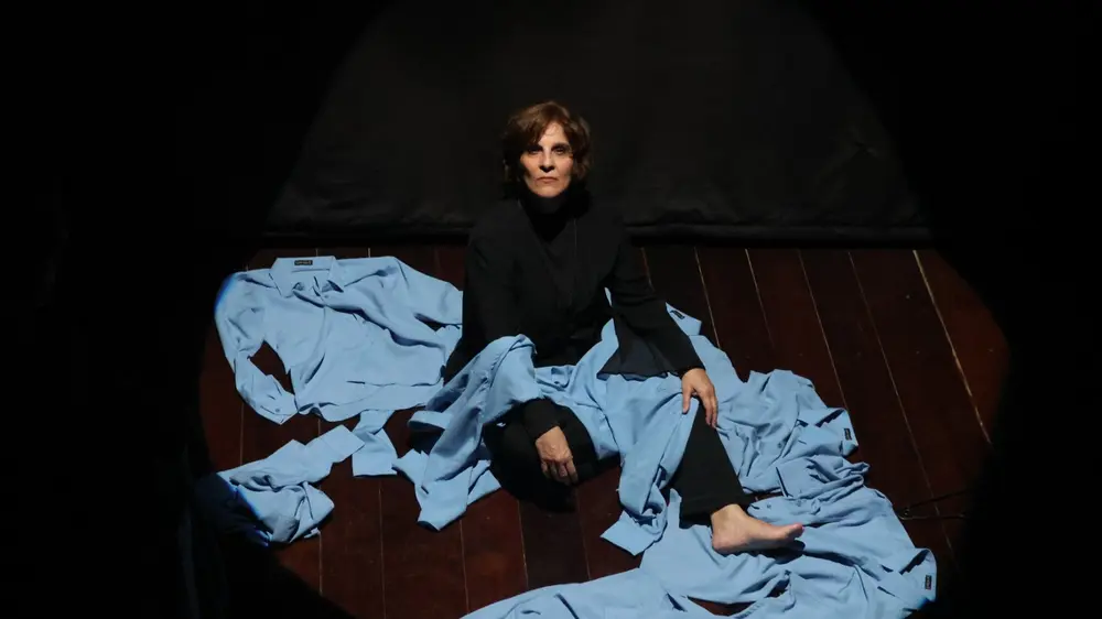 Camisas sociais masculinas acumulam no palco a cada estágio do abuso em solo no Teatro Glaucio Gill