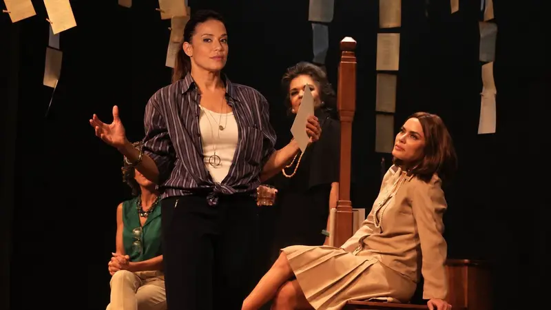 Clarice Lispector e Hilda Hilst se encontram numa biblioteca do paraíso e conversam sobre a vida