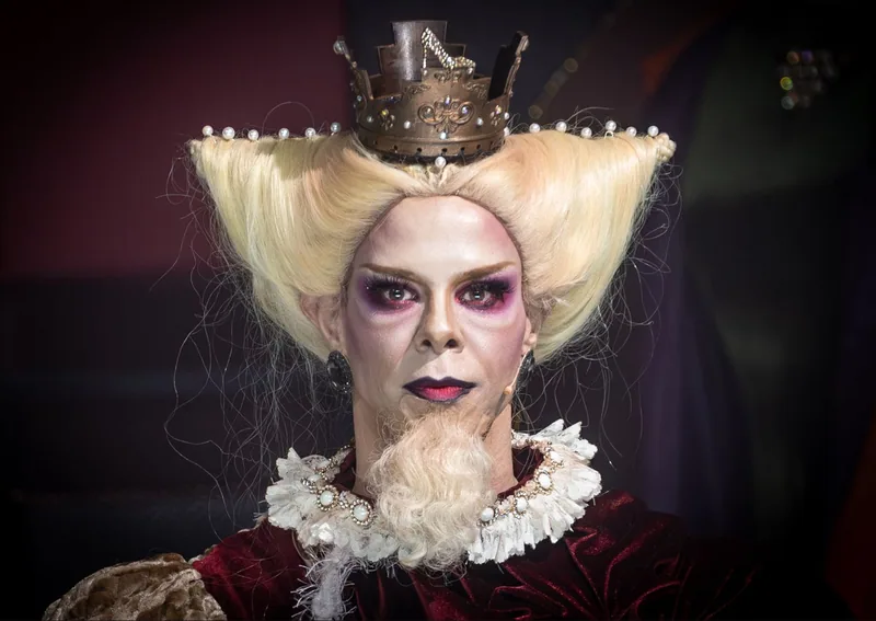 ”Rei Lear”: Uma Audaciosa Adaptação Drag no Teatro Alfredo Mesquita em São Paulo