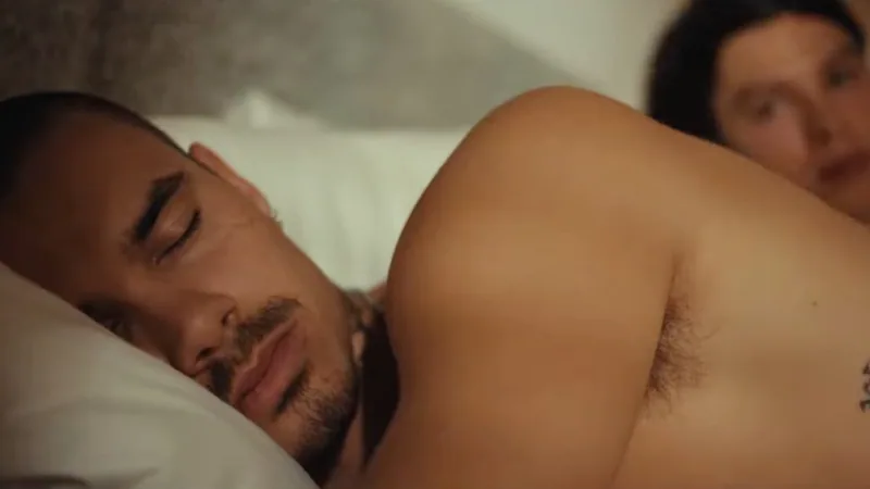 Filho de David Beckham vive romance gay entre tenistas no trailer de “Forty Love”