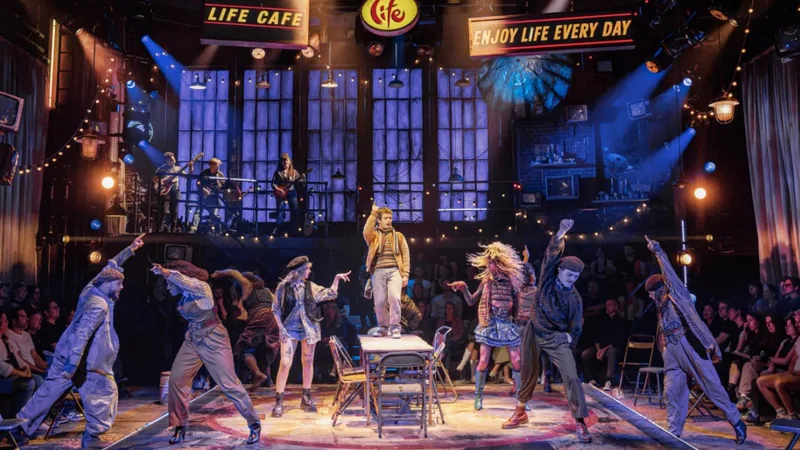 Gaten Matarazzo reencontra a rotina do teatro em Rent, em Londres