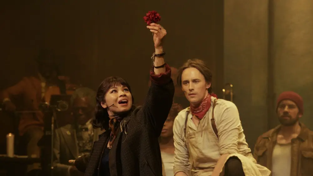 Eva Noblezada e Reeve Carney em “Hadestown: The Musical”, na filmagem feita em Londres.