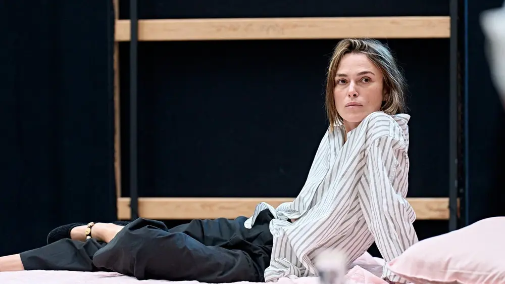 Keira Knightley volta ao West End em peça onde a plateia vê ao mesmo tempo quem espiona e quem é espionado