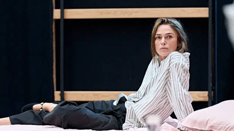 Keira Knightley volta ao West End em peça onde a plateia vê ao mesmo tempo quem espiona e quem é espionado