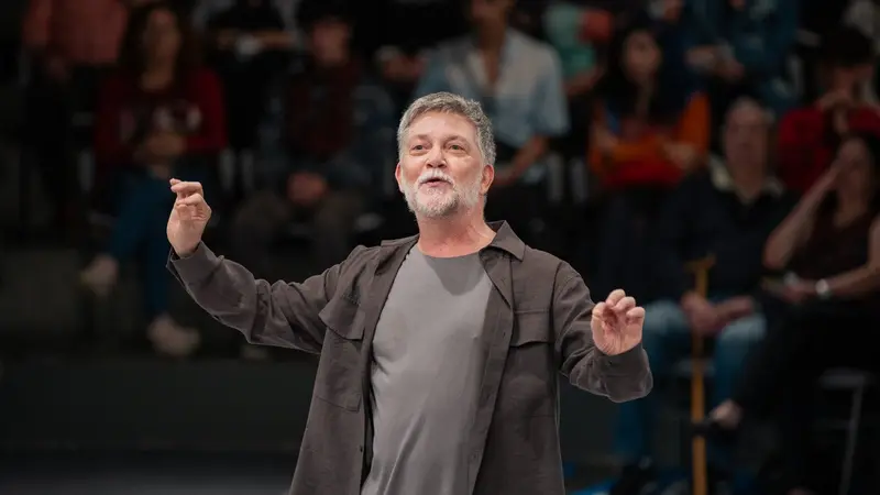 Kiko Mascarenhas monta com a plateia, a cada sessão, uma lista de motivos para viver