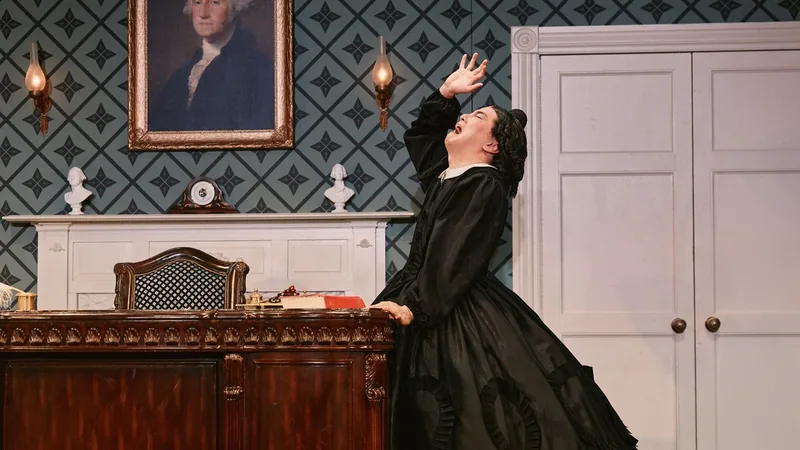 “Oh, Mary!” bate recorde de bilheteria com Bowen Yang no papel principal
