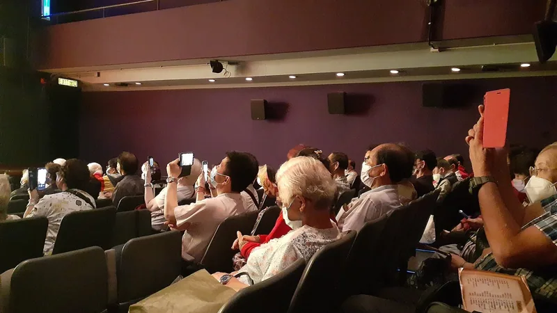 Filmar ou fotografar peça de teatro: o que a lei permite e por que as casas proíbem