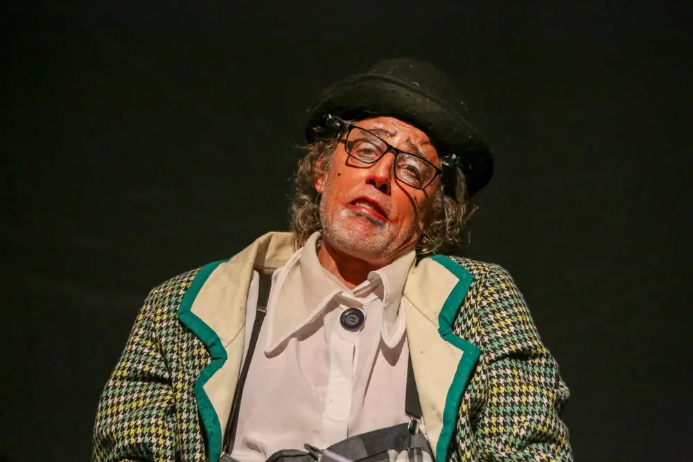 Raul Barretto estreia “Despalhaço” no Sesc Vila Mariana