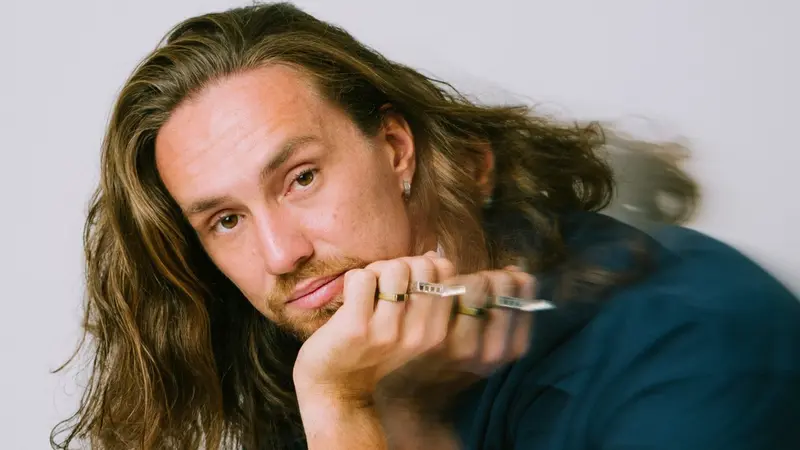 Só voz e violão: Vitor Kley estreia formato intimista e passa por São Paulo em 30 de outubro