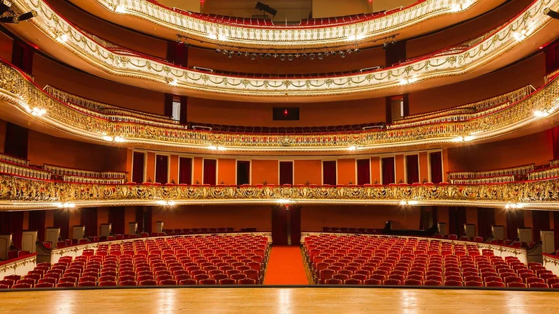 Teatro e cinema seguem como programa de quem tem renda, mostra pesquisa Hábitos Culturais