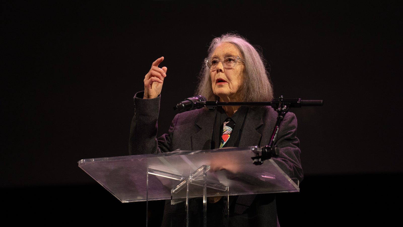 Legenda: Anne Carson em leitura dos finalistas do National Book Awards, em Nova York, em 2024. Foto de arquivo.