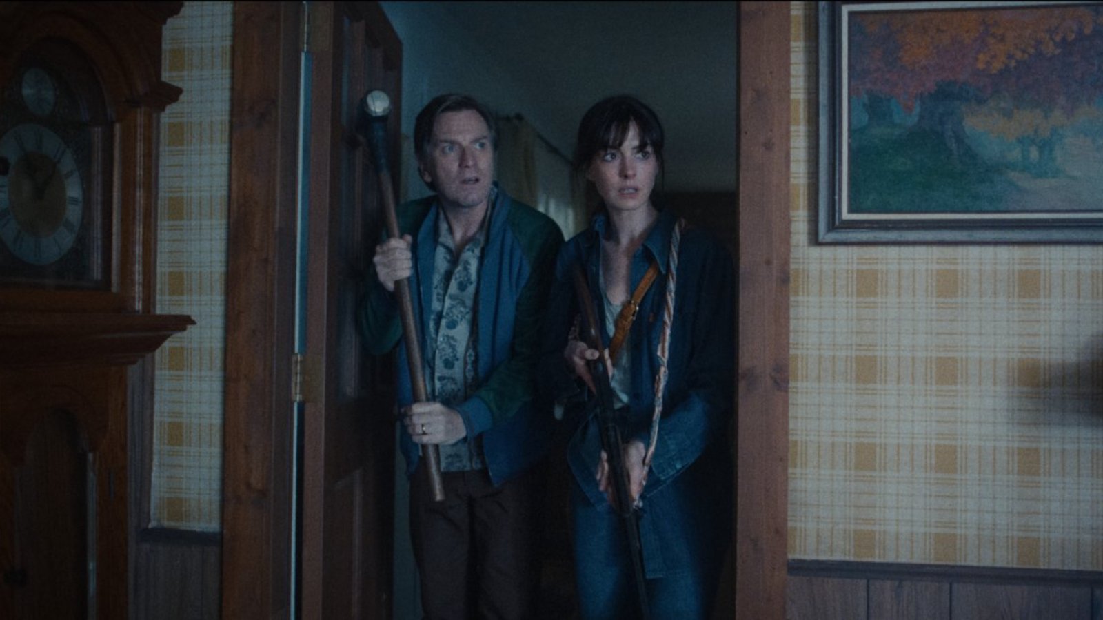 Anne Hathaway e Ewan McGregor enfrentam dinossauros em “O Fim da Rua”