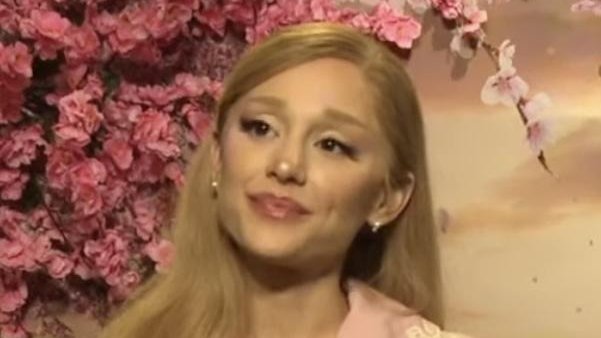 Ariana Grande deixa nova montagem de Sondheim no West End; produção segue prevista para 2027