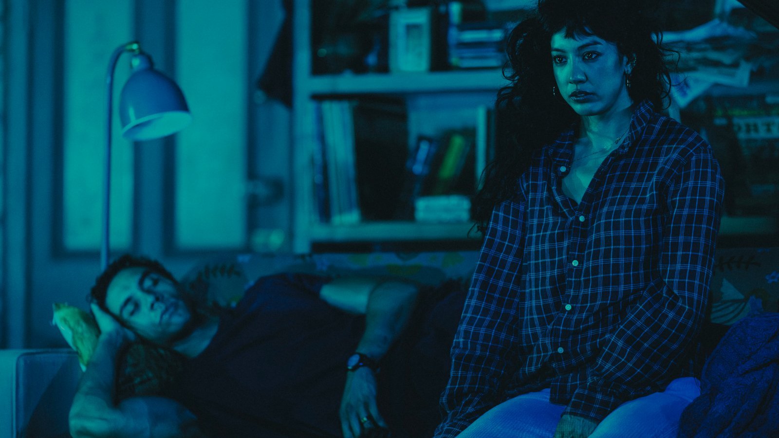 Travis A. Knight e Cher Álvarez em cena de Atividade Paranormal na Broadway.