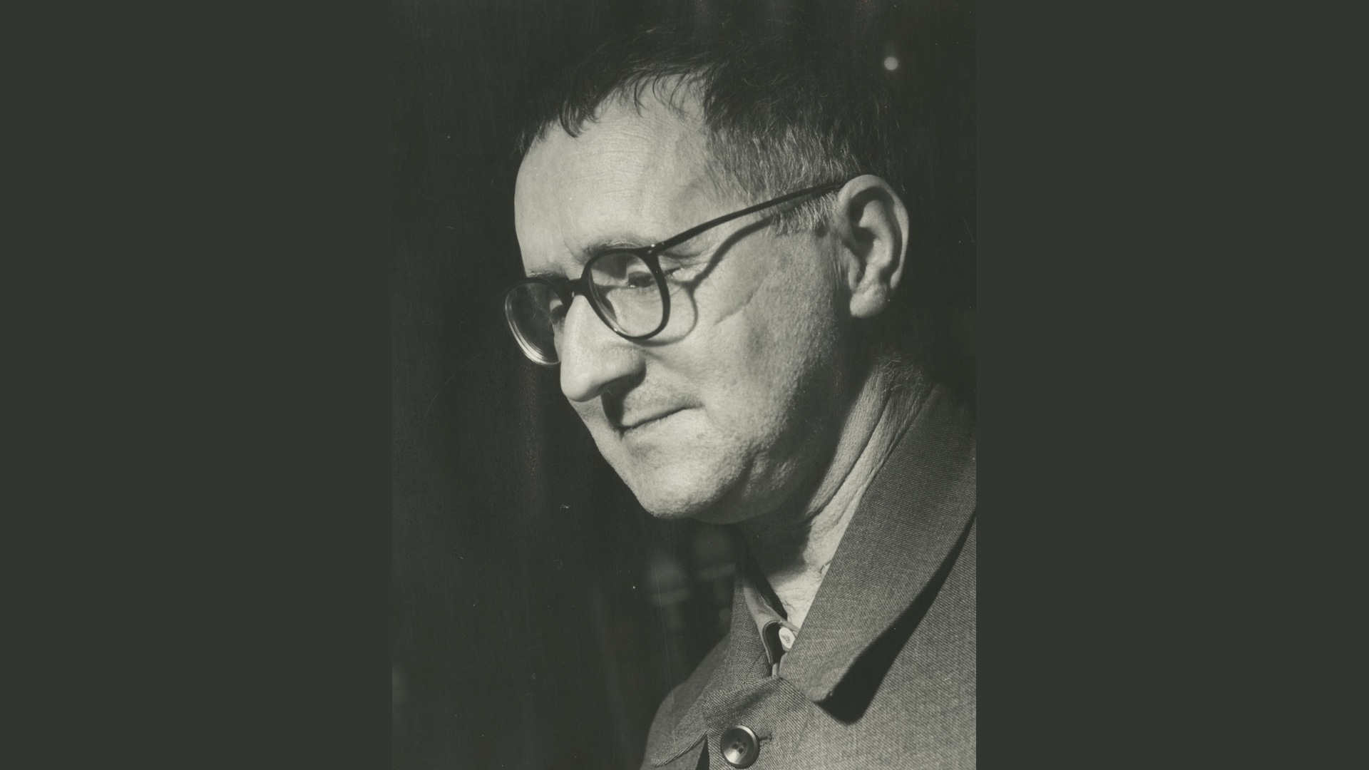 70 anos sem Bertolt Brecht: a censura proibiu o ator de falar com a plateia, e o Oficina respondeu com samba