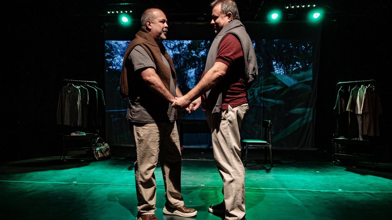 Casados na vida real, Gilvan Azevedo e Mauricio Constantino vivem um casal em ”Nós, Ursos”