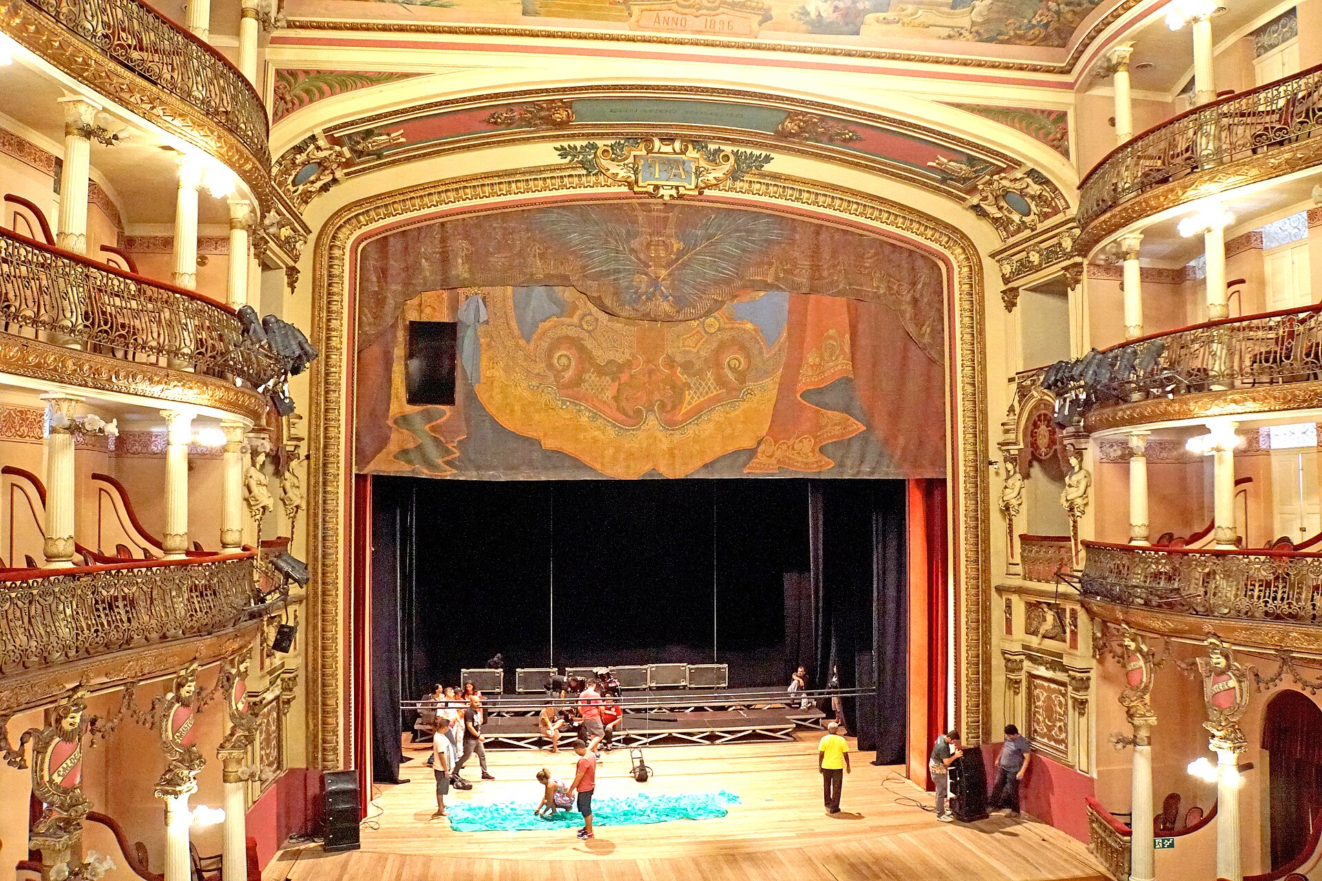 Como funciona a meia-entrada no teatro? Quem tem direito e o que diz a lei