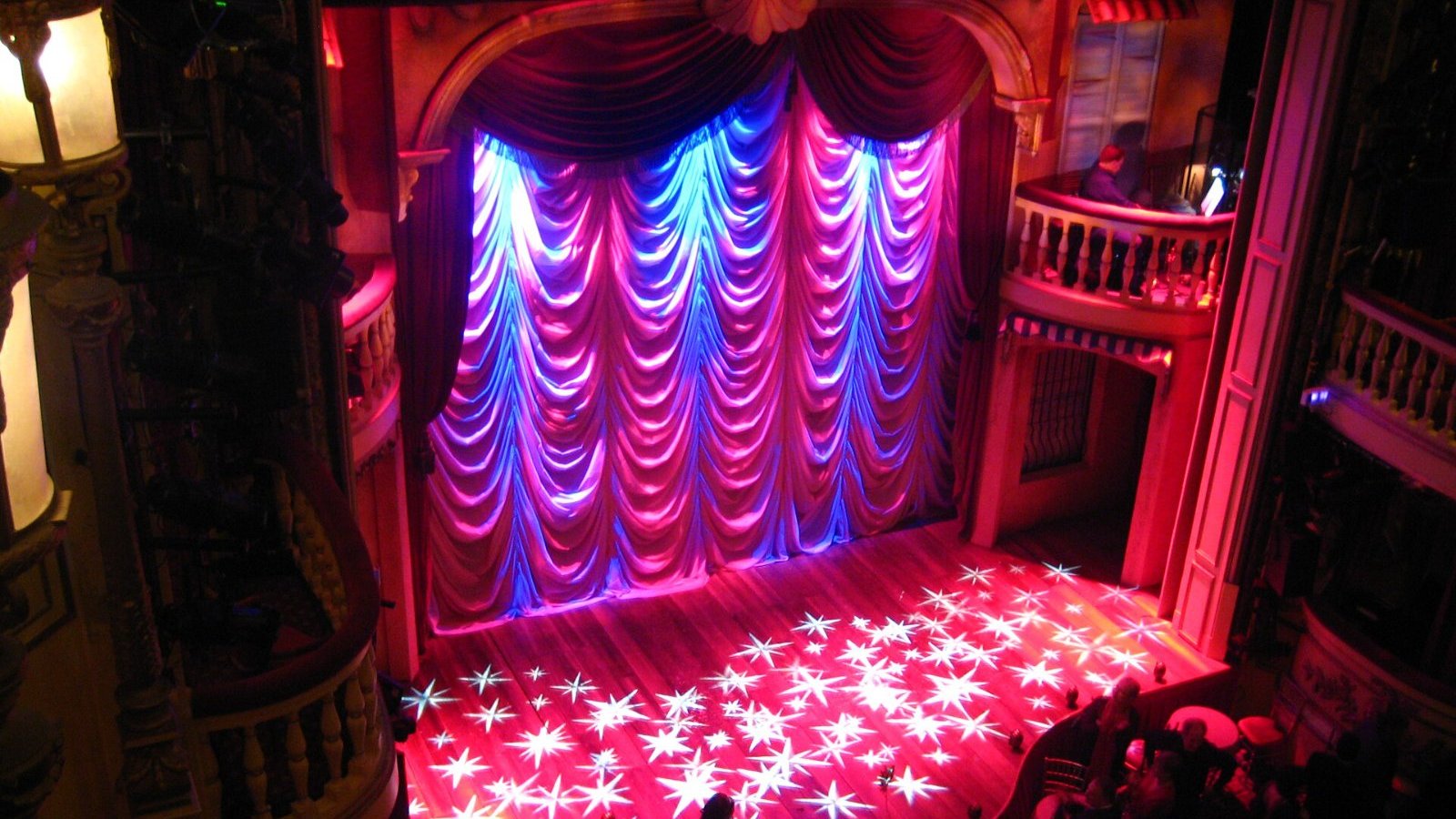 Palco da montagem de “La Cage aux Folles” no Playhouse Theatre, em Londres, após uma apresentação em dezembro de 2008.