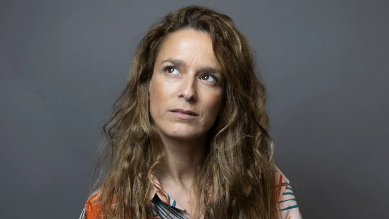 Em 2027 haverá duas Carminhas: Portugal escala sua vilã enquanto Adriana Esteves volta ao papel no Brasil