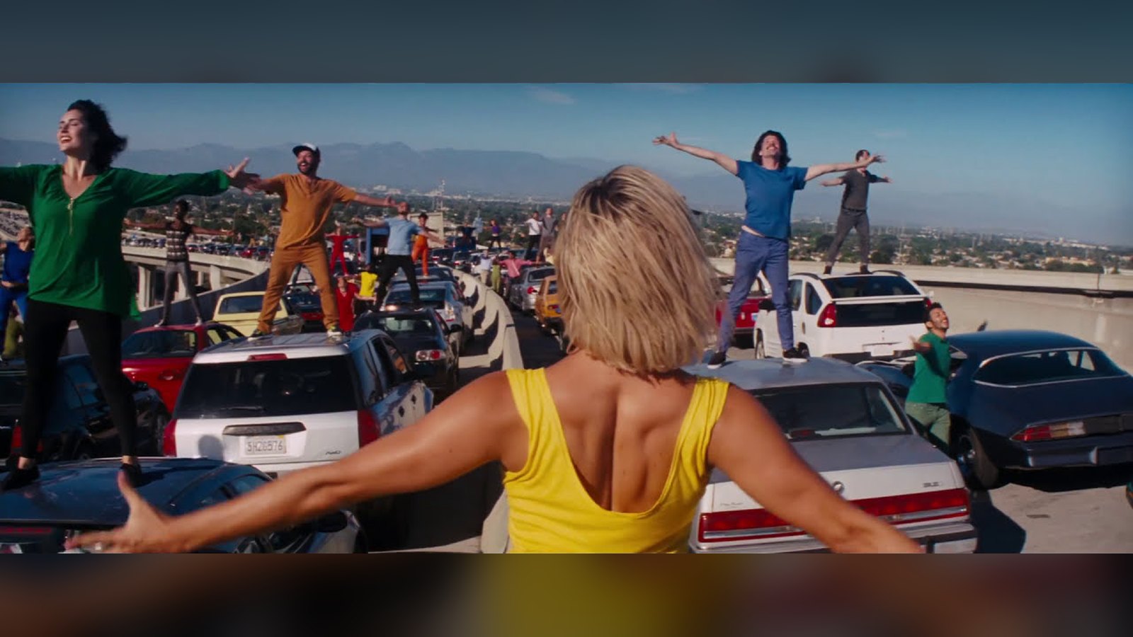 O número de abertura de “La La Land” (2016), na autoestrada de Los Angeles, coreografado por Mandy Moore: ela volta ao título na versão de palco.