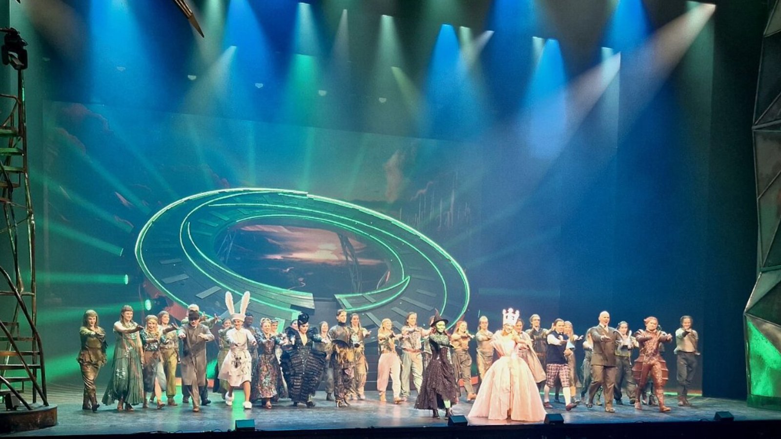 Elenco da montagem sueca de “Wicked”, na GöteborgsOperan, em 2024; foto de arquivo.