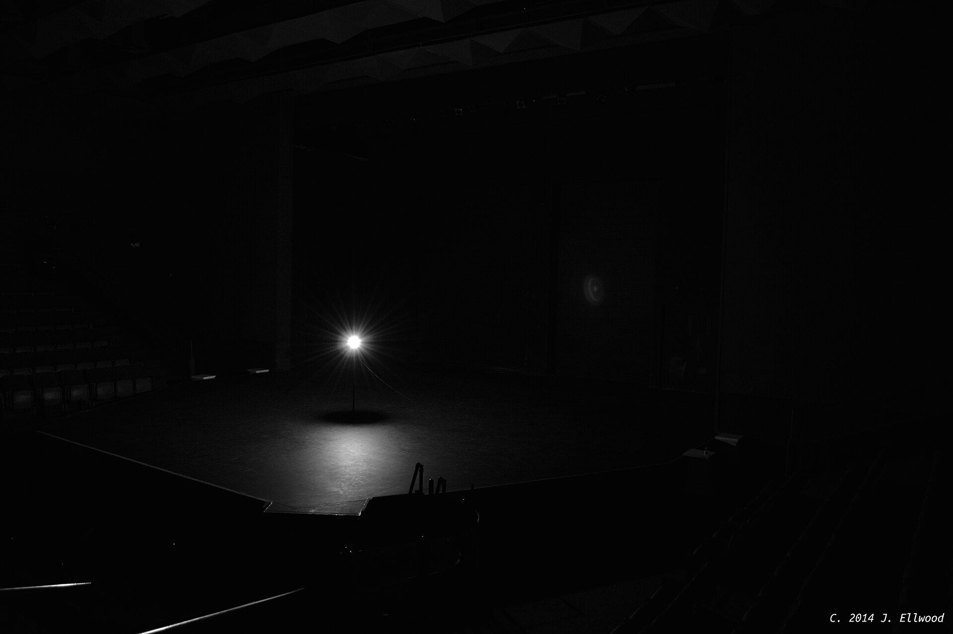 O que é a luz fantasma, a lâmpada que nunca se apaga nos teatros?