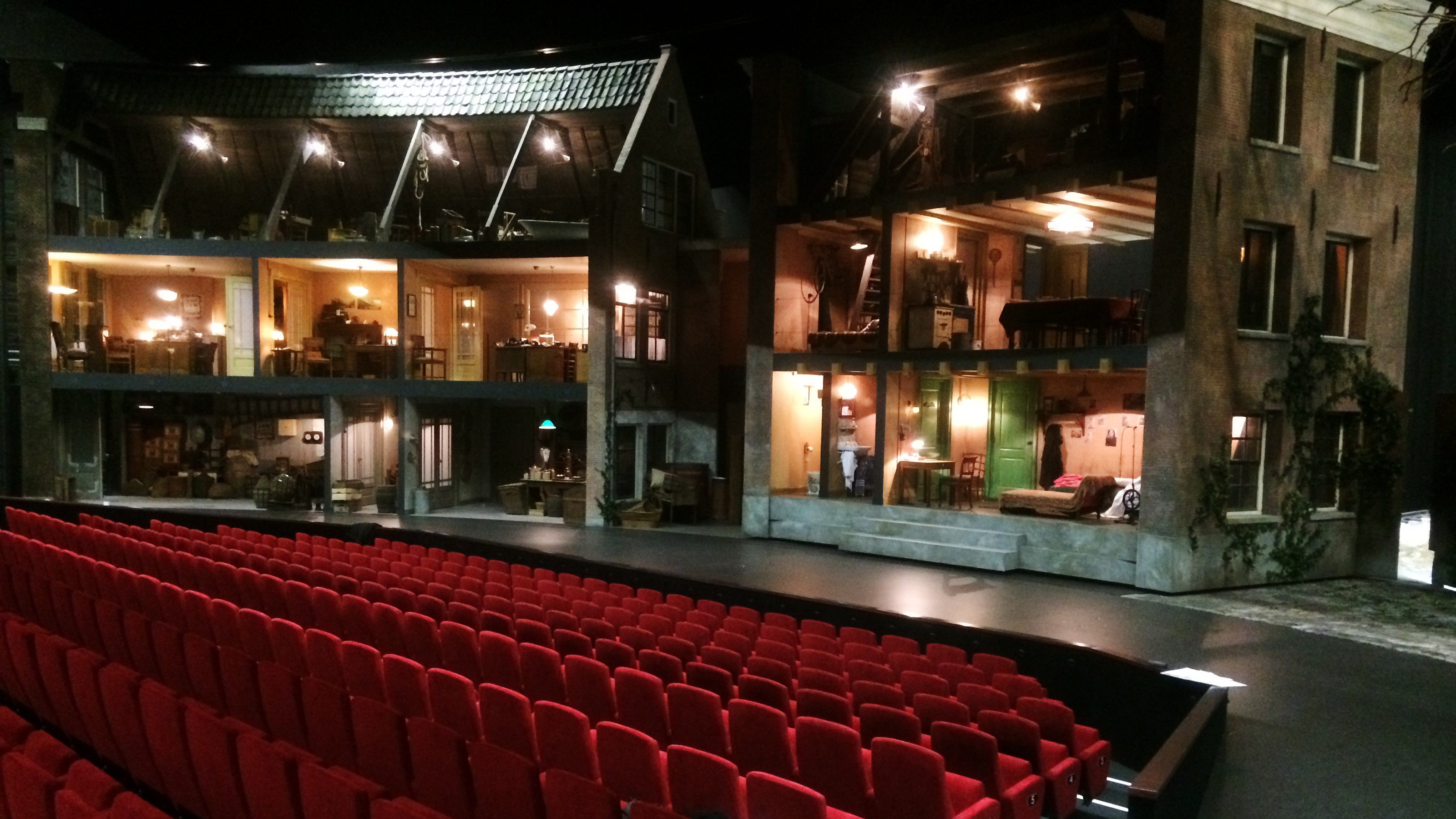 O que é a quarta parede no teatro, e o que significa quebrá-la