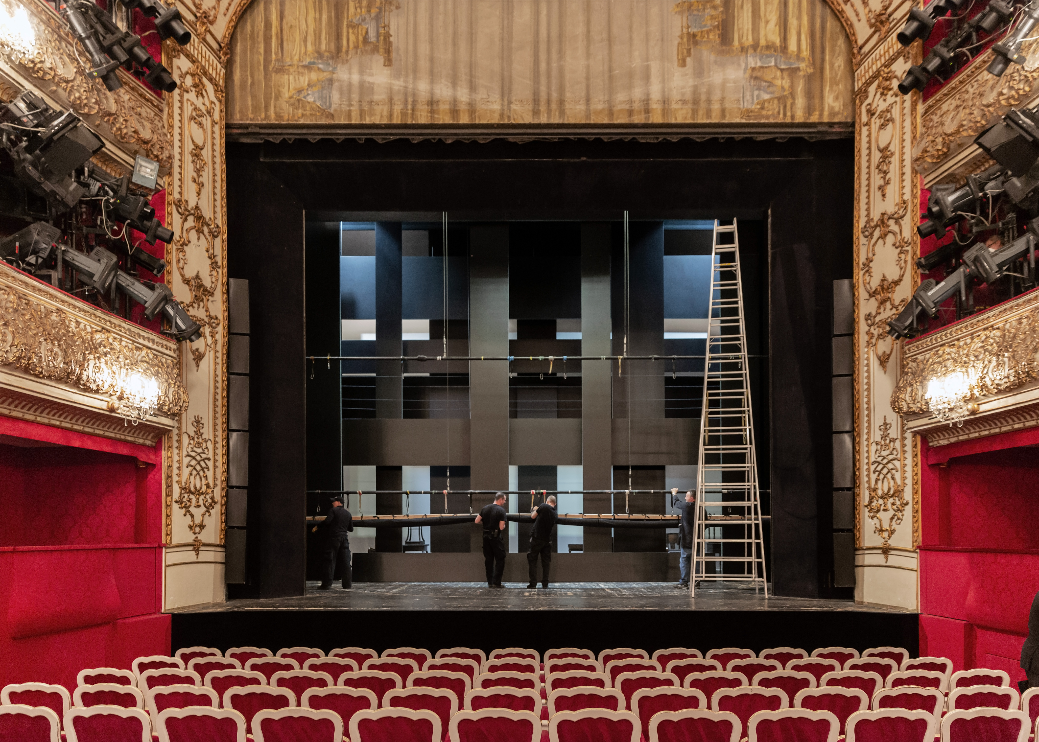 O que faz um contrarregra no teatro? Entenda o ofício que segura a peça de pé