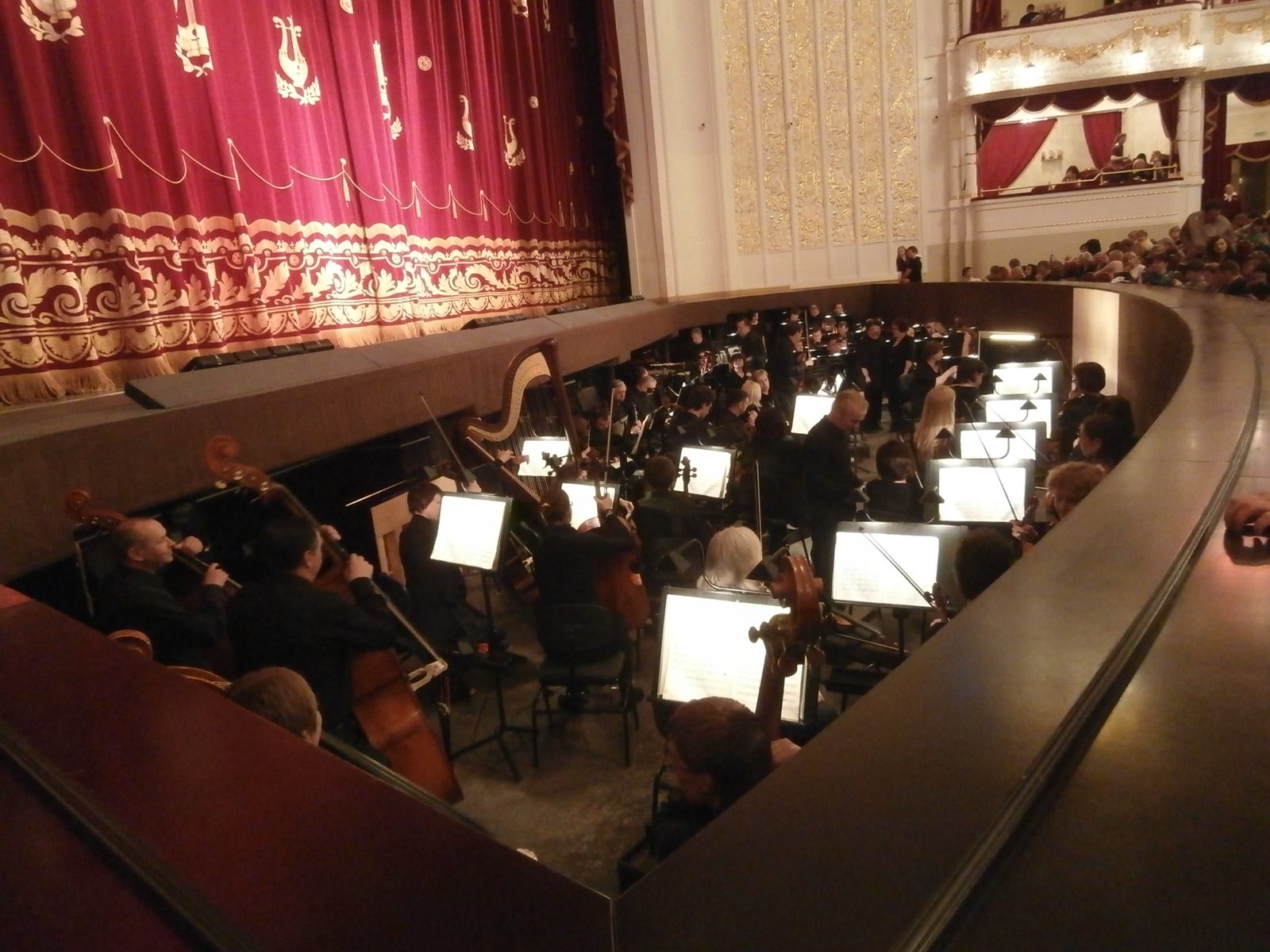 O que faz um diretor musical no teatro? Entenda quem comanda a música do espetáculo
