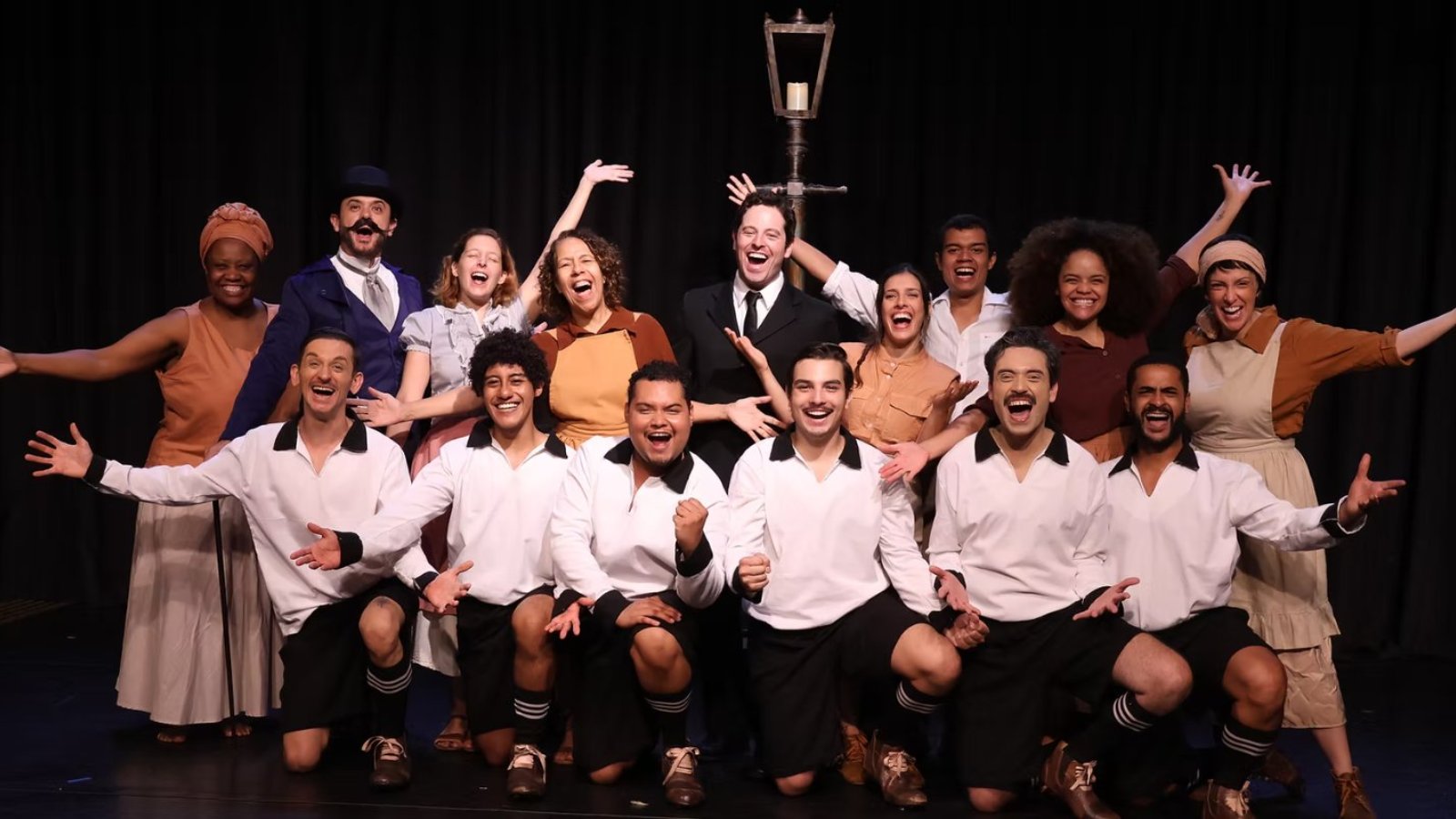 Peça sobre a fundação do Corinthians tem quatro sábados restantes no teatro do próprio clube