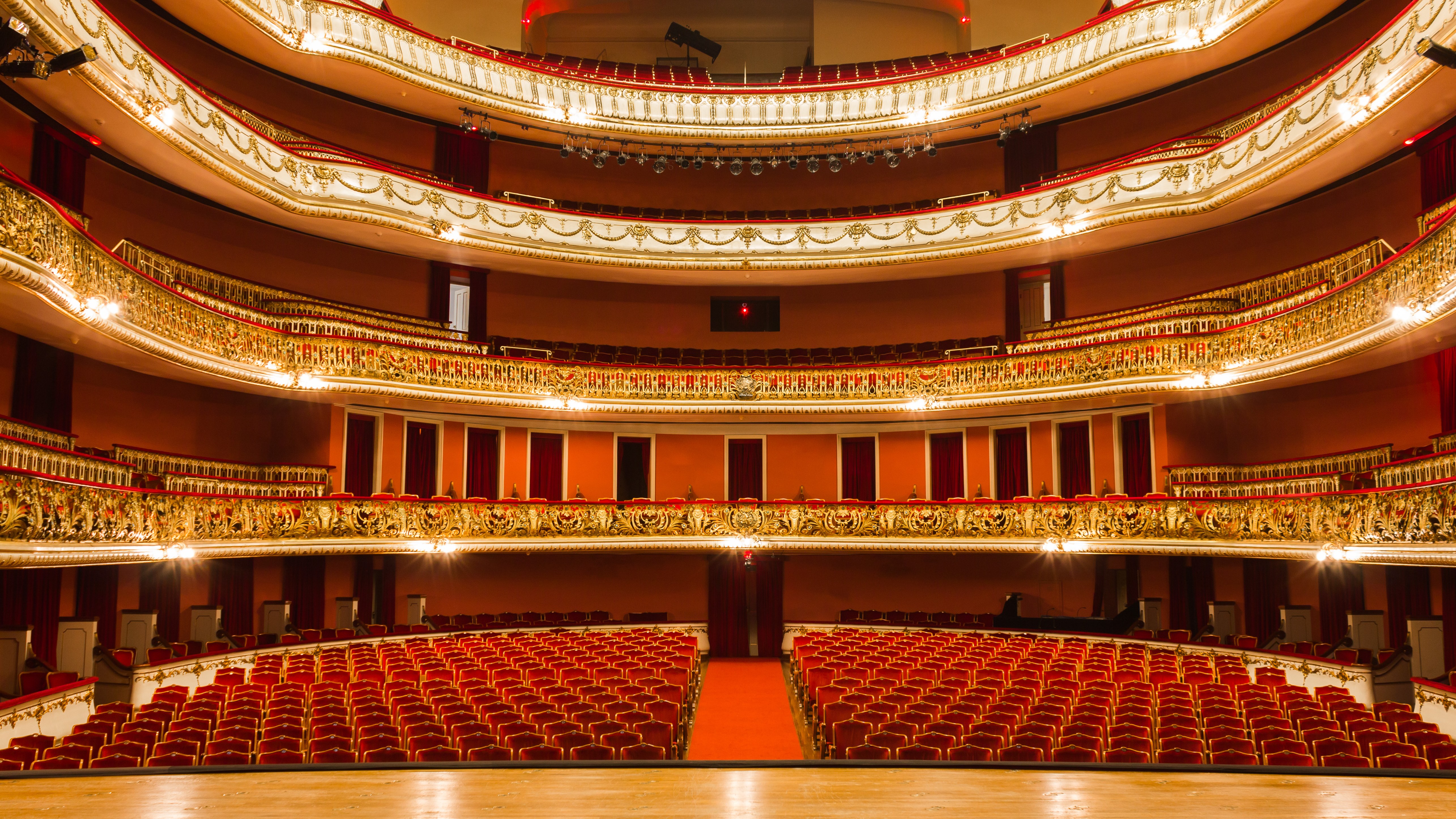 Por que as poltronas do teatro são vermelhas?
