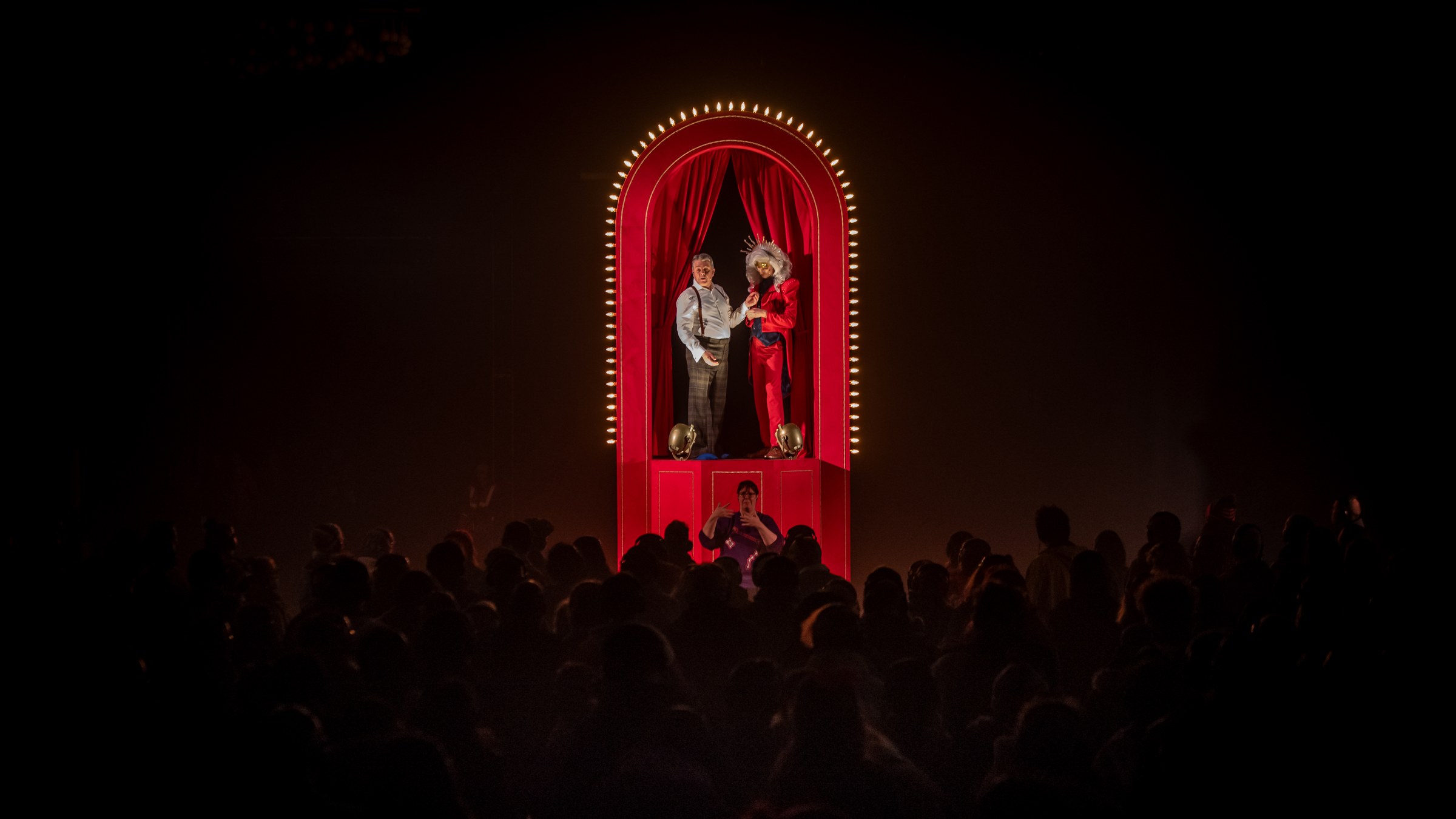 Nem toda sessão de teatro tem Libras e audiodescrição, e a exigência de todas é do cinema