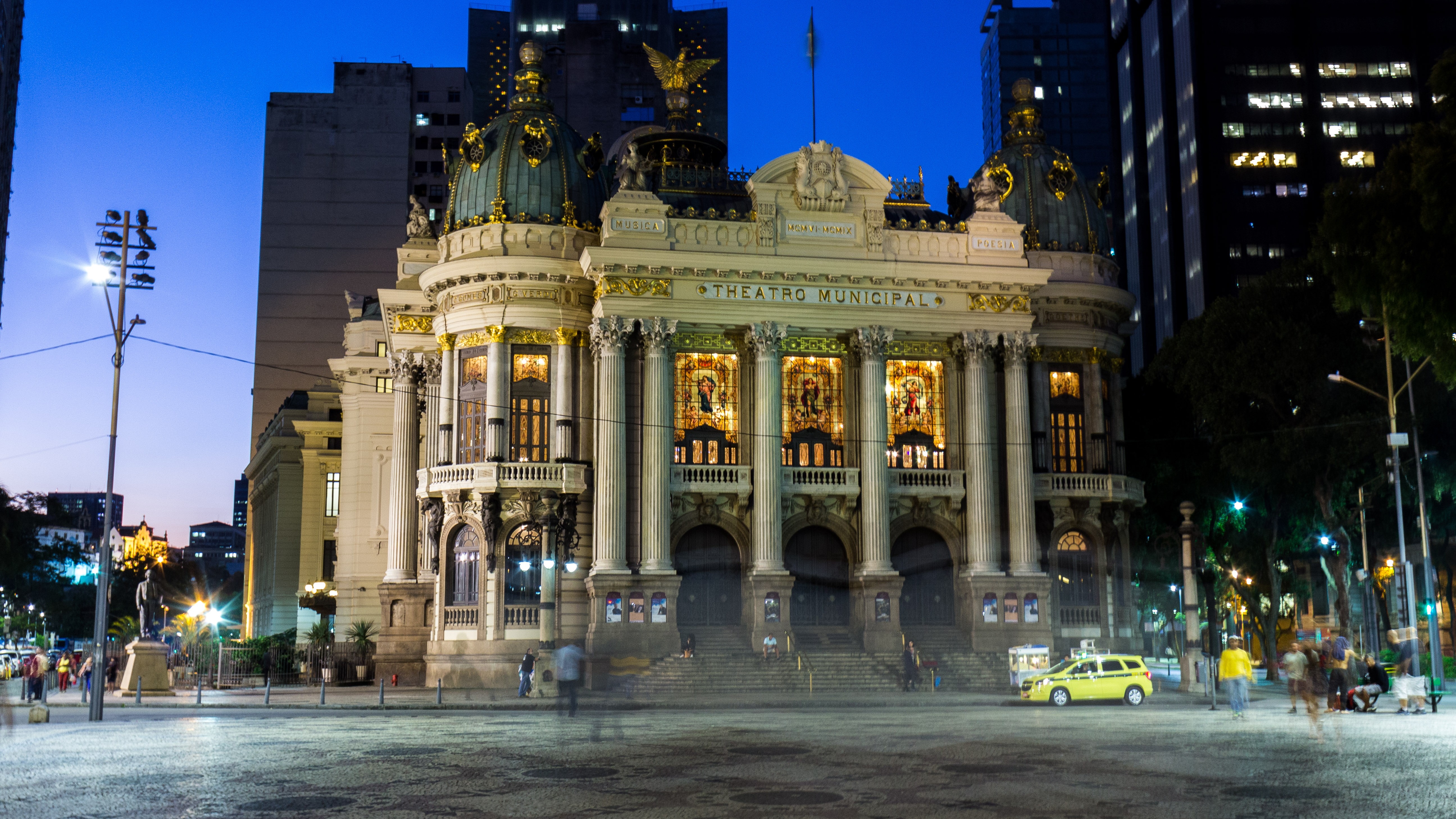 Por que tantos teatros brasileiros se escrevem ”Theatro”, com TH?