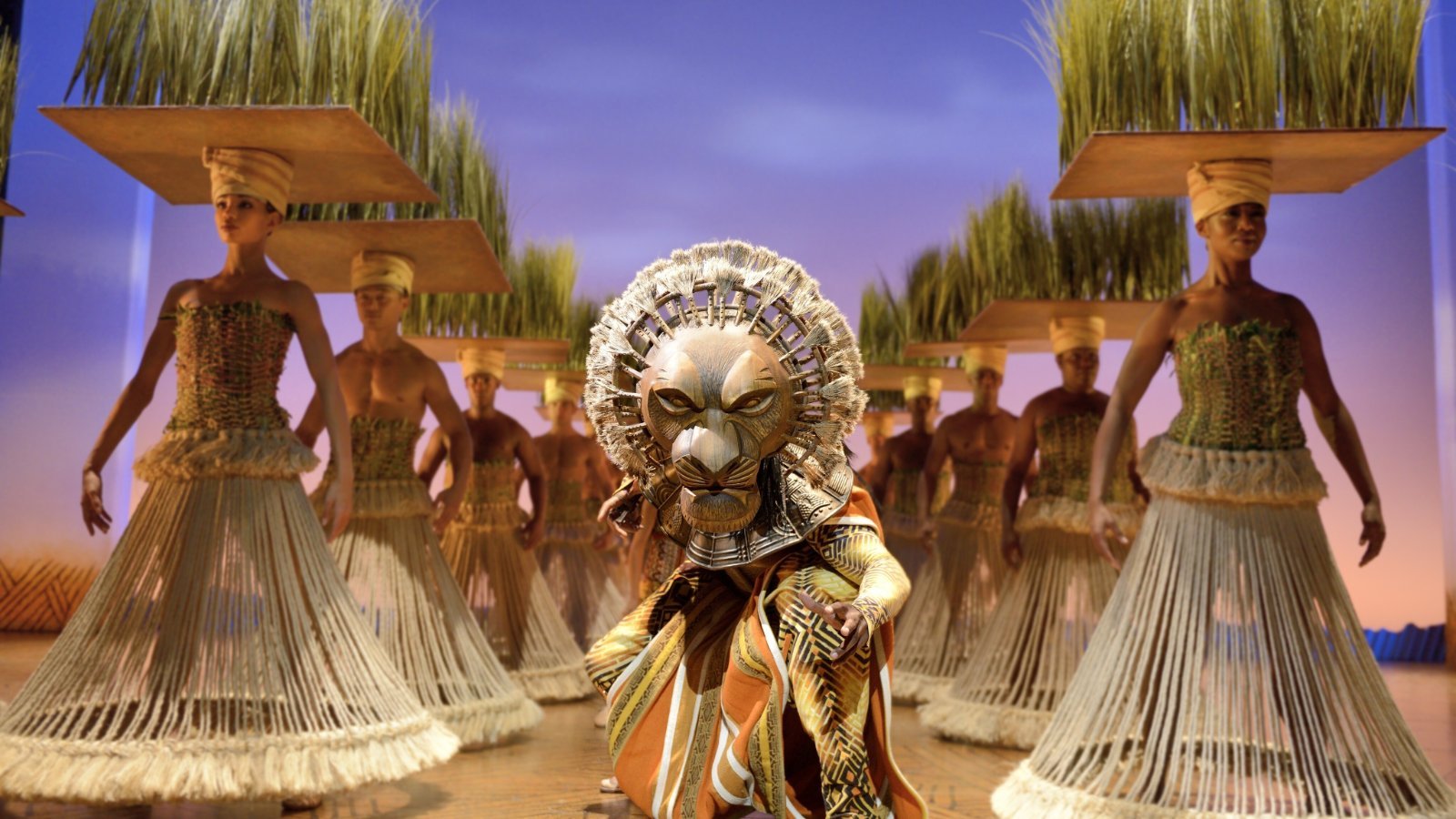 Cena de “O Rei Leão”: a adaptação teatral recria a savana com figurinos e elementos cênicos, em uma linguagem própria para o palco.