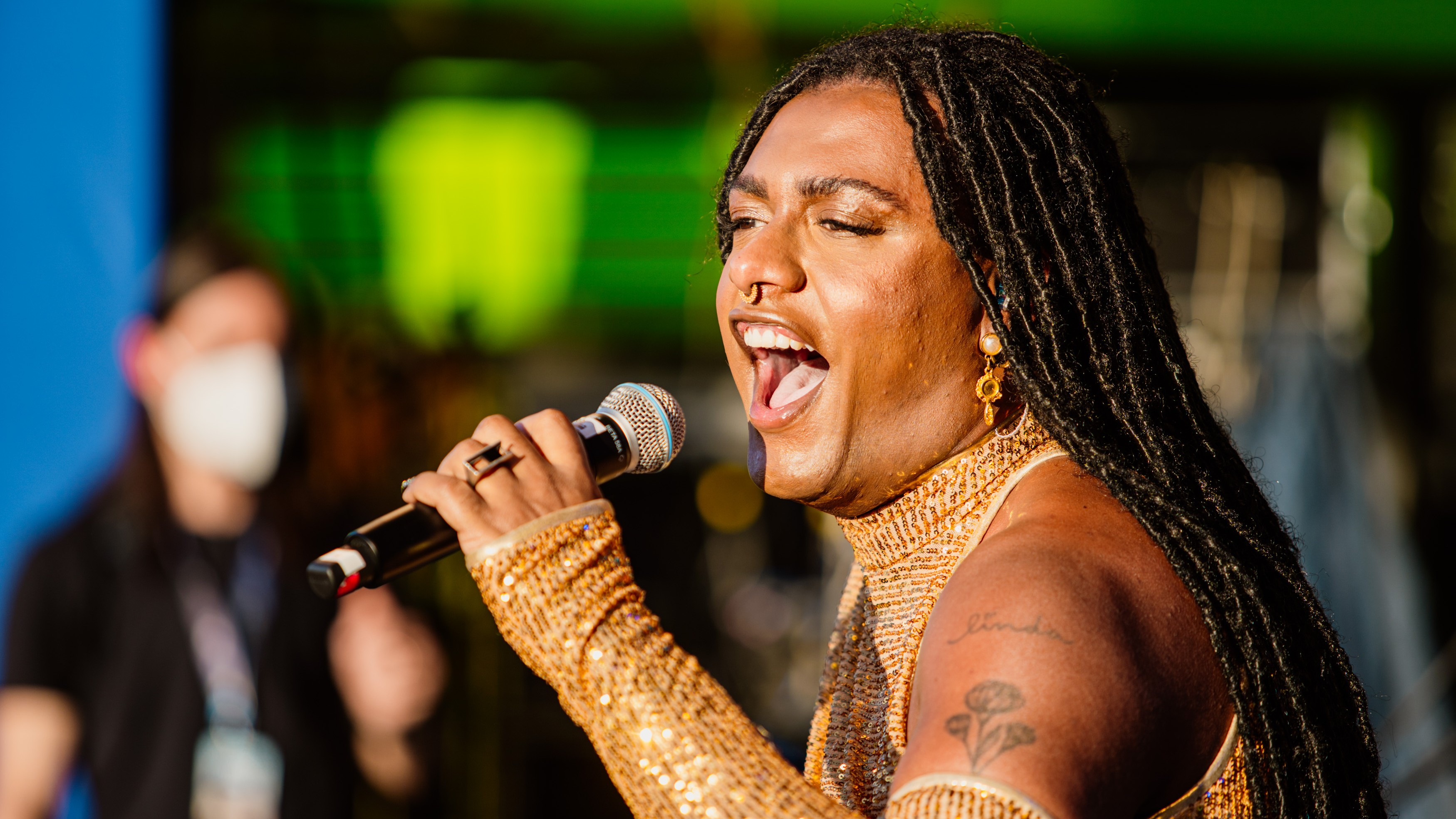 Quem é Liniker, a cantora que abre a despedida de Caju com estádio lotado