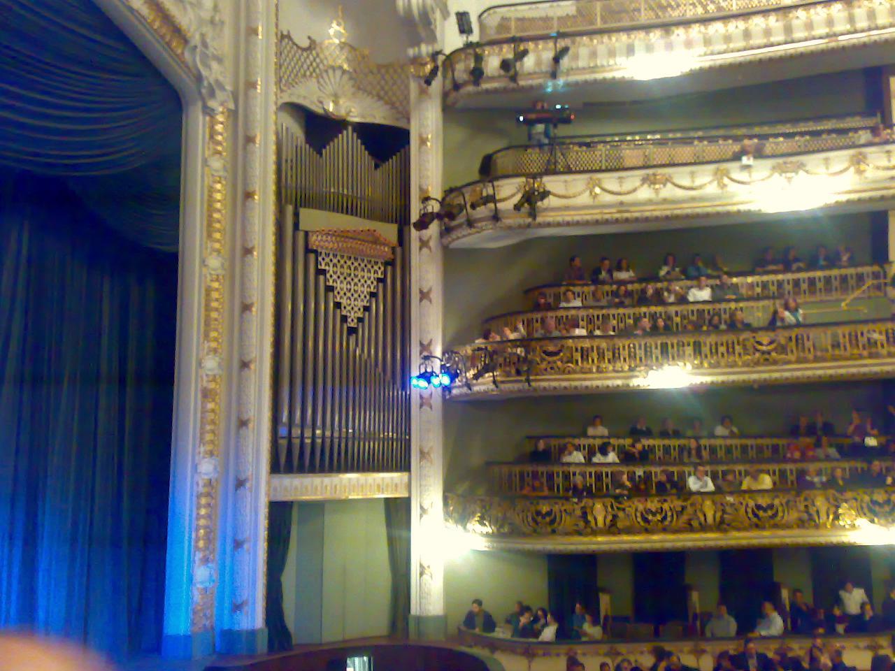 Plateia, frisa, camarote, balcão e galeria: o que significa cada setor do teatro
