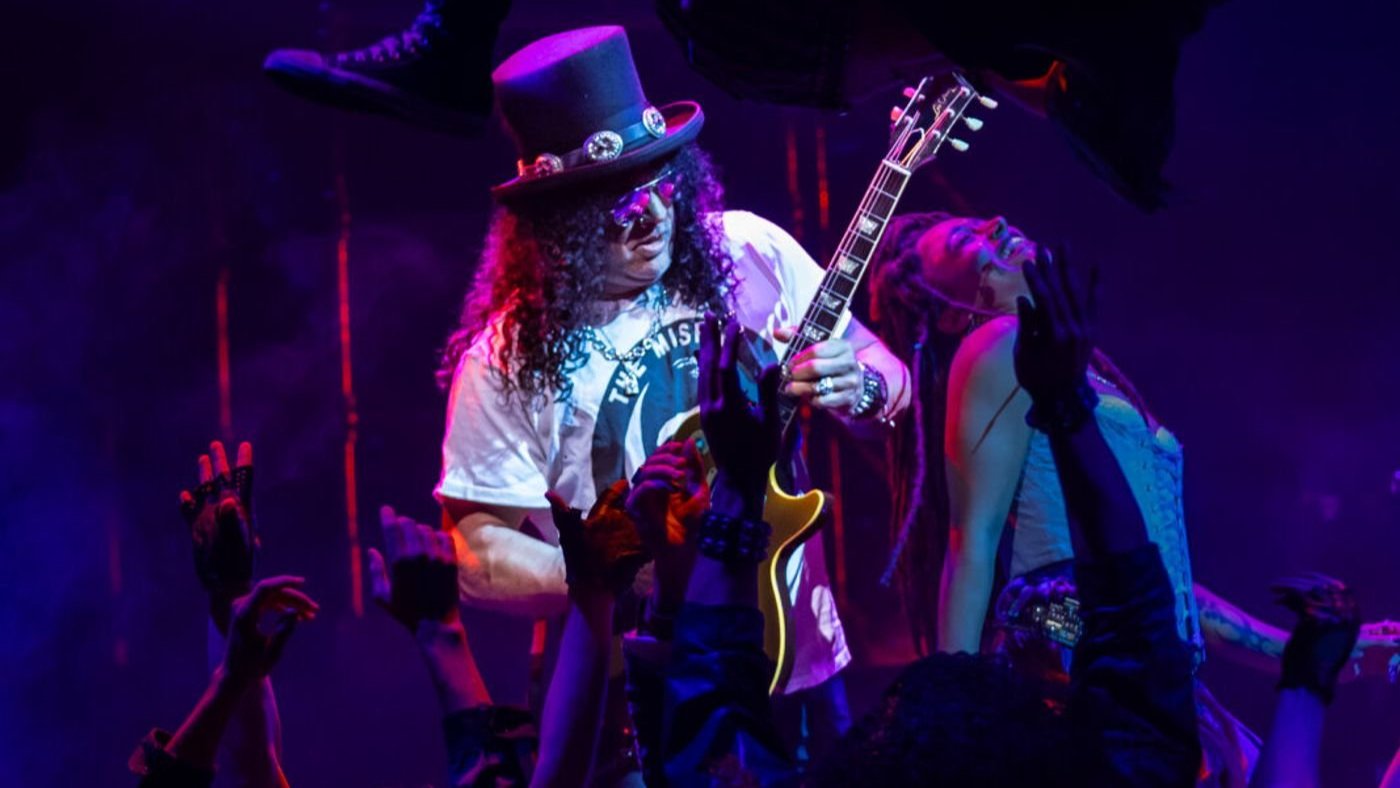 Slash, do Guns N’ Roses, estreia na Broadway tocando em musical de “The Lost Boys”