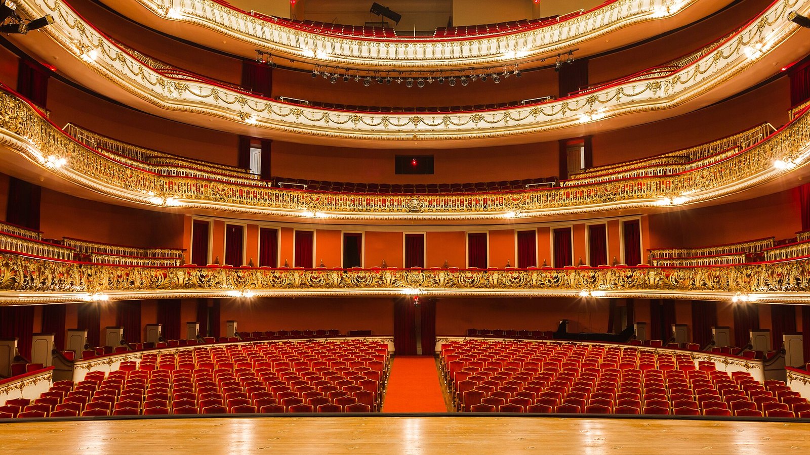Plateia vazia do Theatro Municipal de São Paulo, vista do palco