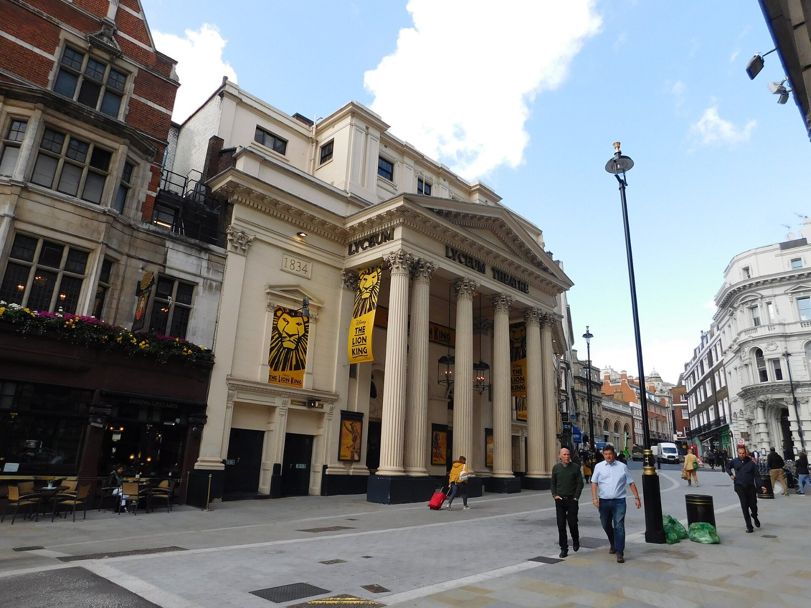 Um dos maiores grupos de teatros do mundo está sendo vendido — e isso importa mais do que parece